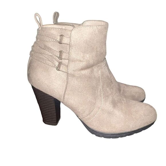 White Mountain Shoes - WHITE MOUNTAIN Womens Taupe Serinda Round Toe Stacked Heel Booties 8.5 M